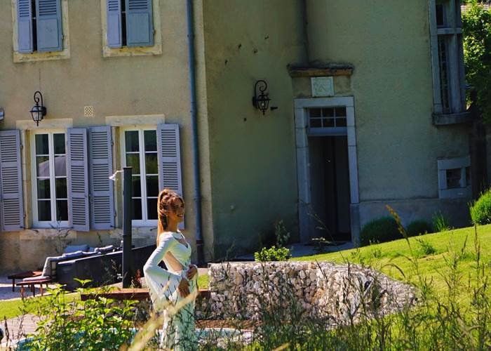 Pose photo d'une miss sur la terrasse du Manoir du Colombier