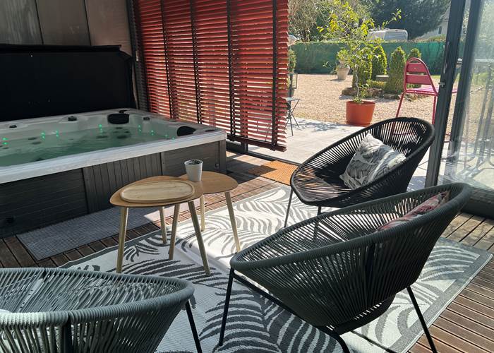 La salon du jacuzzi, vue jardin