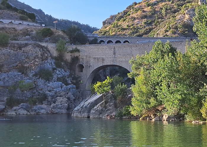 Activités nature et baignade dans les gorges de l’Hérault, site naturel préservé accessible depuis Montblanc.-page