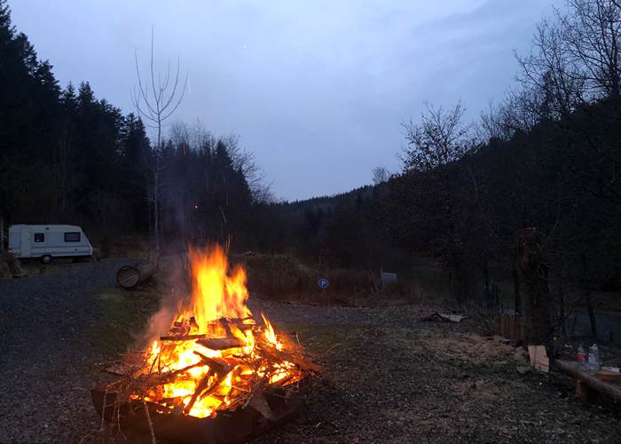 faire une feu de camp - vacances conviviales