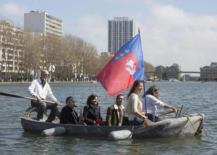 Le bateau de pierre flotte vraiment !