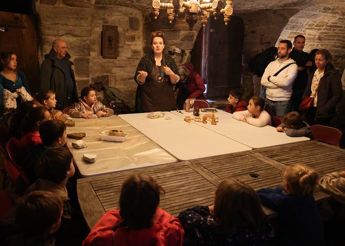 La vie quotidienne de la famille Cro-Magnon avec le musée Piage au Château de Saint-Chamarand