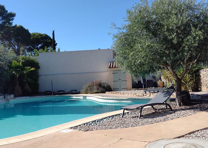 Se détendre au bord de la piscine du Coq du Nord-Mailhac