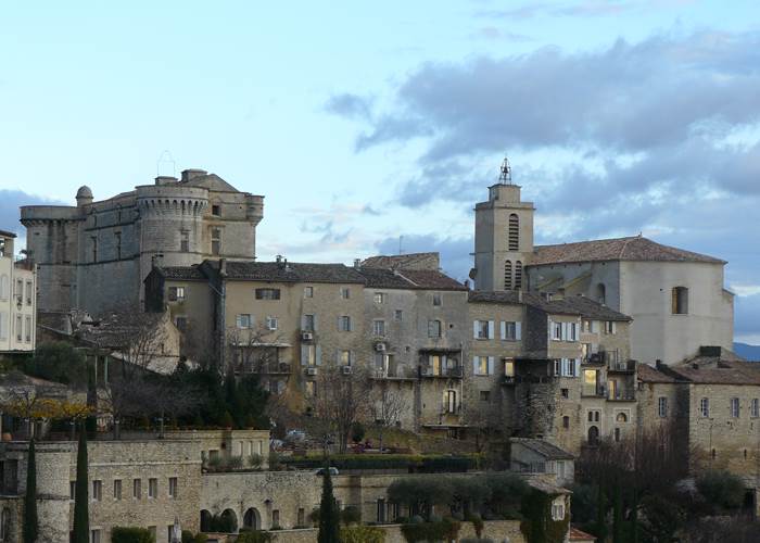 Le chateau et l'église de Gordes Luberon Provence