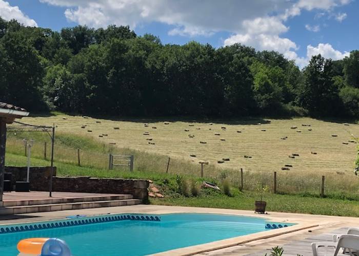 Vue sur les pâtures les pieds dans la piscine