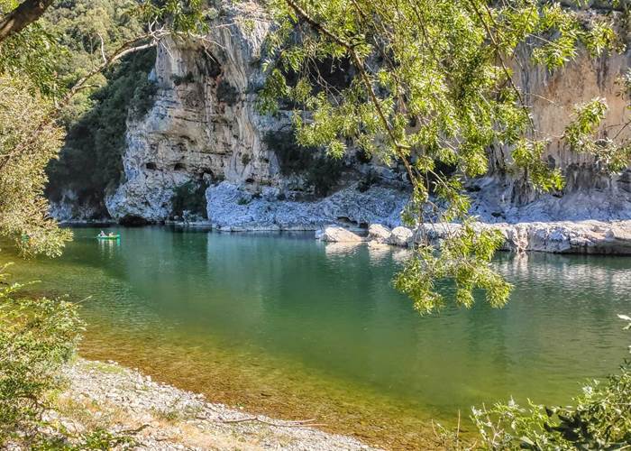 Une belle plage vous attend au bas de la decente