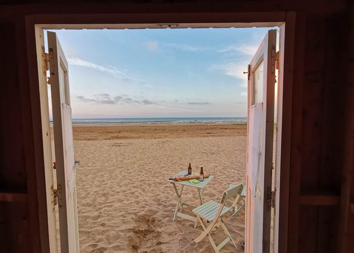 la cabine de La Cantellerie un soir de dîner au coucher de soleil