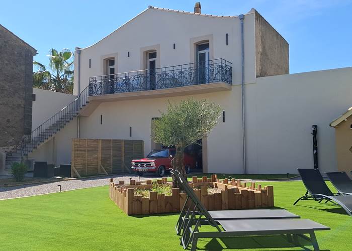 Cour intérieure des Gîtes de Monte Blanco à Montblanc avec transats et espace détente