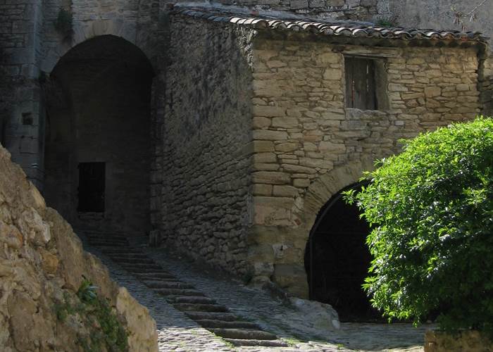 Viellies pierres du village de Gordes - passages sous porche