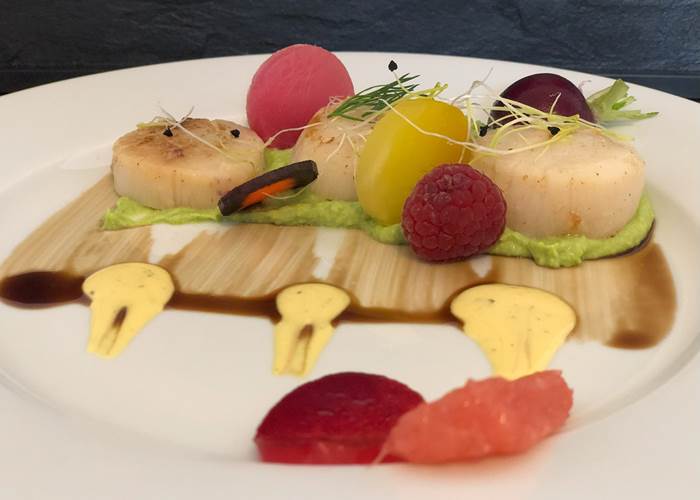 Fraicheur de Saint-Jacques, crème printanière de pois et gelée de fleur