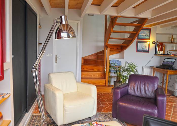 Salon et escalier vers les chambres