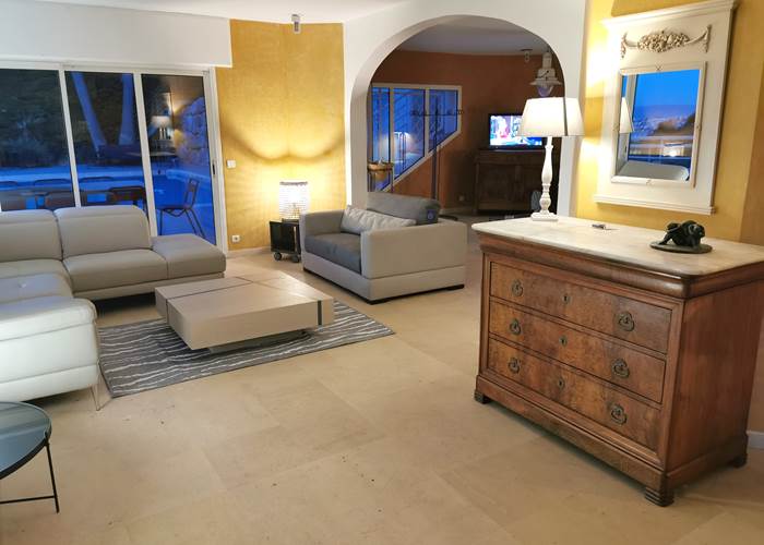 Salon avec vue mer au crépuscule à Cannes