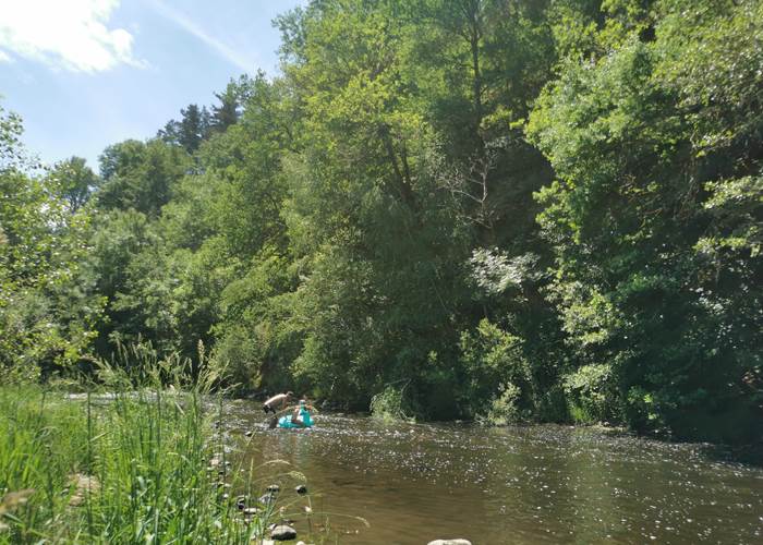 Se baigner à la rivière