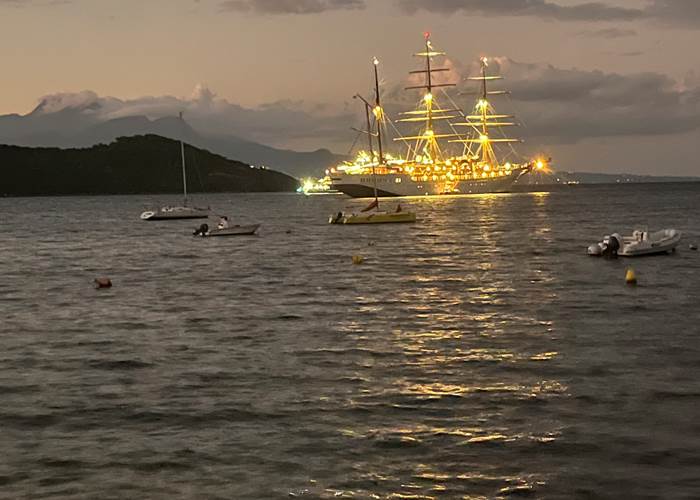 Bateau de croisière dans la Baie des Saintes