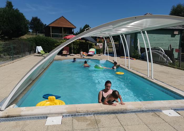La piscine sécurisée et chauffée par le dôme