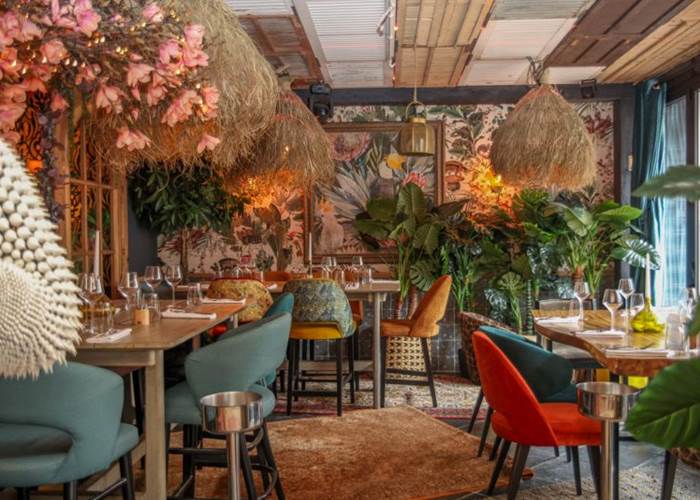 Une salle à la décoration joyeuse