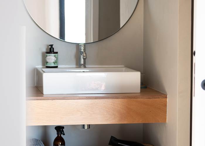 salle de bain chambre rouge