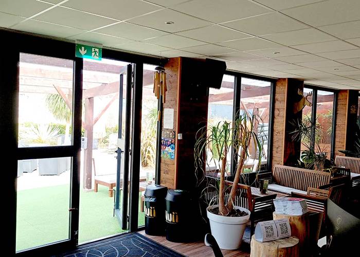 Nouvelles huisseries de la réception et du bar-news