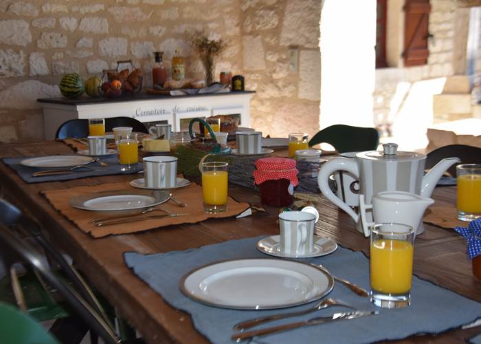 Prendre le petit déjeuner sous le bolet traditionnel