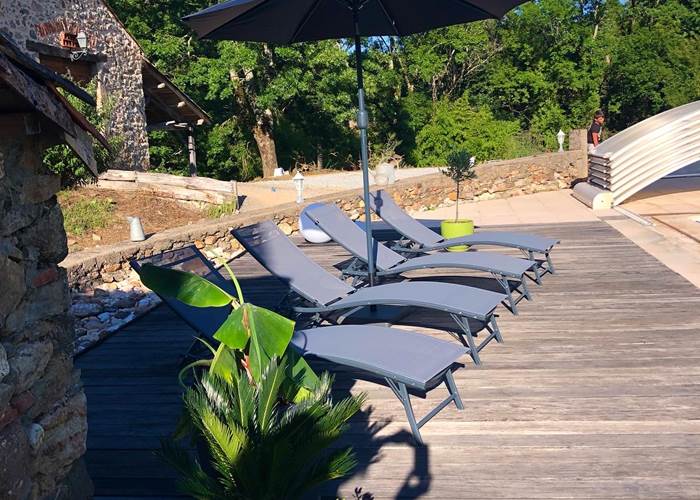 Les transats au bord de la piscine