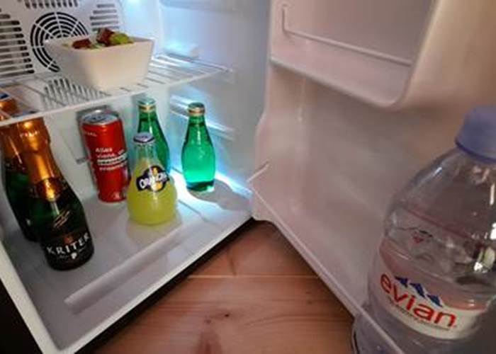 Le mini bar et ses boissons fraîches offertes-page