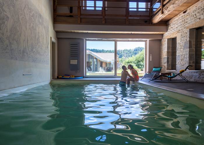 Notre piscine intérieure est un véritable joyau, offrant un sanctuaire de tranquillité