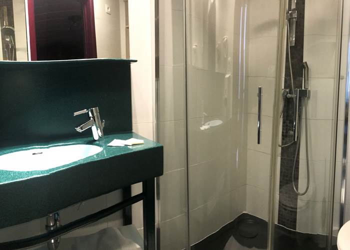 Salle de Bain privative comprenant une douche, un lavabo, un sèche cheveux et toilettes. Savon, shampoing / douche, papier wc, serviettes de main et serviettes de bain.