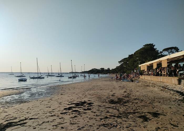 Dégustation d'huîtres en bord de plage à Taussat
