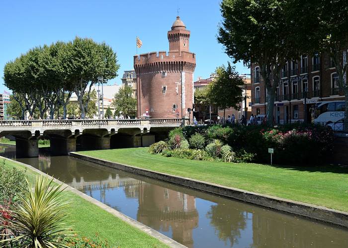 Le Castillet et le canal