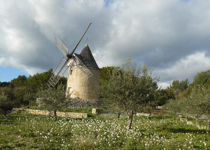 Moulin à vent de Joucas dans le Luberon près de Saint-Saturnin les Apt
