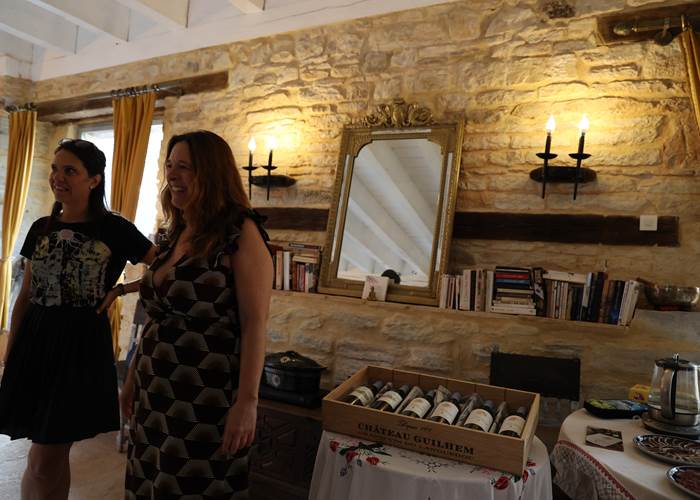 Degustation de vin dans le grand salon au Château de Saint-Chamarand dans le Lot