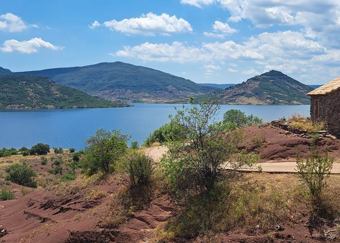 Paysages et activités de plein air autour du lac du Salagou dans l’Hérault, à proximité des Gîtes de Monte Blanco.-page