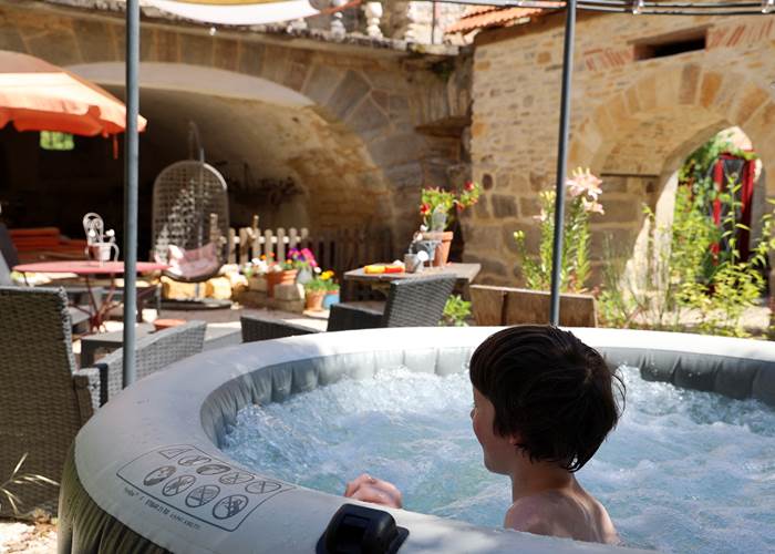 jacuzzi extérieur (en accès libre "mode fraîcheur" en journée)