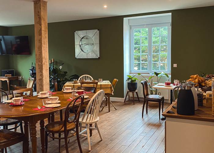 Un espace chaleureux pour savourer votre petit déjeuner en toute convivialité.