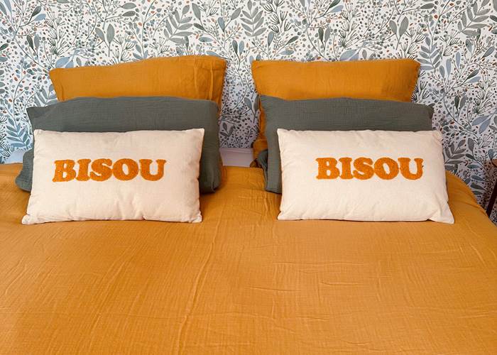 Chambre Ferdinand lit double coussins_La Grande Cavalerie
