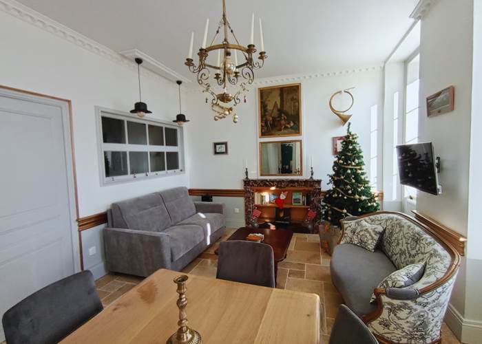 Intérieur chaleureux du Manoir du Colombier, maison de famille authentique et demeure historique typiquement française décorée pour Noël.