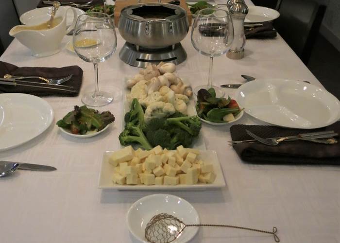 Forfait souper en motoneige.  La table est mise
