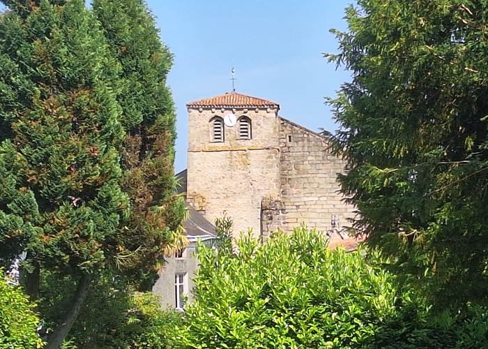 vue église gite le Quatre Feuilles proche du Puy du Fou