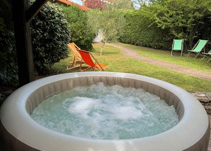 jardin-jacuzzi-maison-vacances-nature-charly-region-lyon