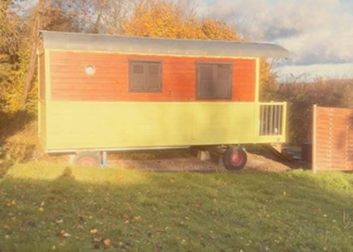 roulotte-jaune-andy-hebergement-insolite-domaine-des-droles-de-dames-buding-moselle.jpg Roulotte Andy du Domaine des Drôles de Dames à Buding, hébergement insolite en Moselle