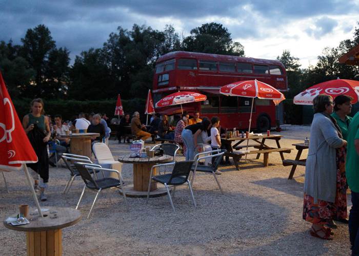 La_terrasse-du-camping-prete-pour-la-soiree-vip