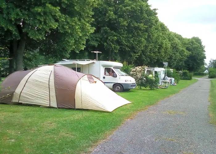 De grands emplacements nus camping-news