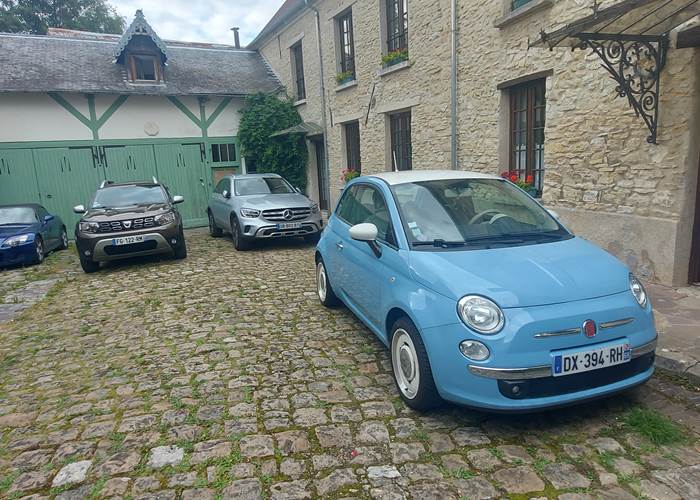 3 voitures facilement dans la cour