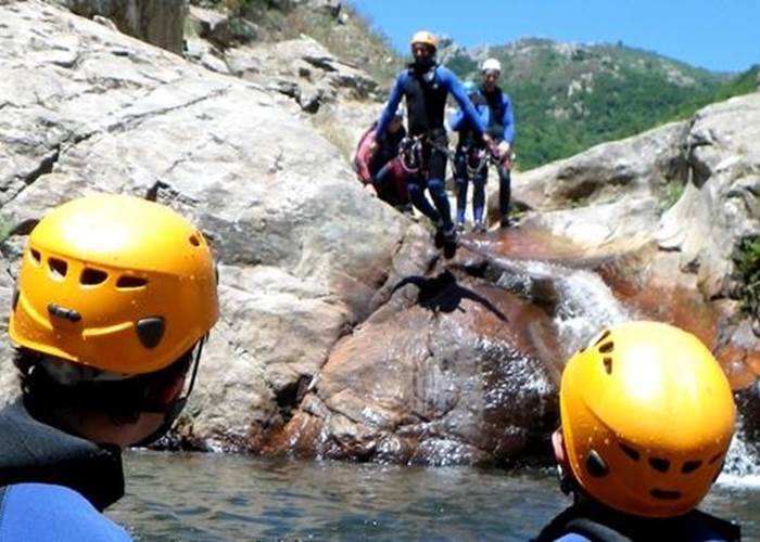 ciel-bleu-et-de-l-eau-fraiche-au-canyoning-du-rec-grand-pres-de-montpellier-mediterranee_1024x350-crop=1