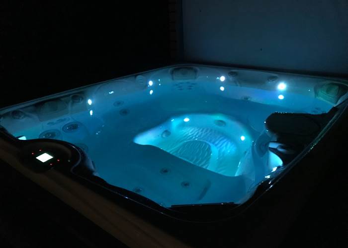 Ambiance détente au spa de Cale 32 : chaleur, douceur et relaxation en soirée.