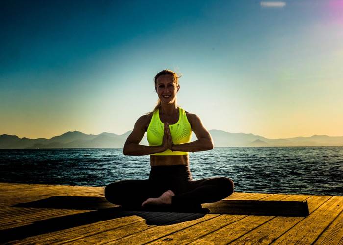 SAMANTHA ENSEIGNANTE DE YOGA CHEZ L'XPÉRIENCE