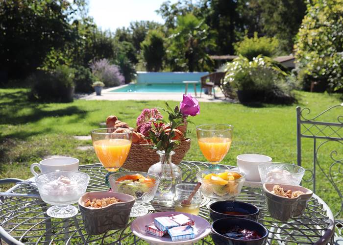 Les Charmes de Sarlat - Chambre d'hôtes Sarlat - Petit déjeuner vue piscine