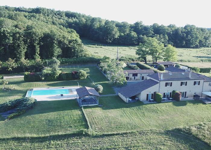 DOMAINE DU CHAMP DE L'HOSTE - maison d'hôtes à Larzac 24170 - piscine - Dordogne - Vue du ciel.