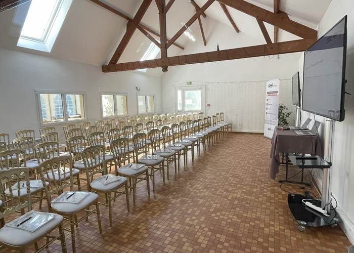 Réunion en mode théatre dans la salle Chapelle (80 personnes)