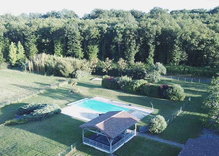 DOMAINE DU CHAMP DE L'HOSTE - maison d'hôtes à Larzac 24170 - piscine - Dordogne - Vue du ciel.